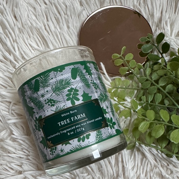 White Barn Tree Farm Candle 💗 Green & White - Picture 2 of 8